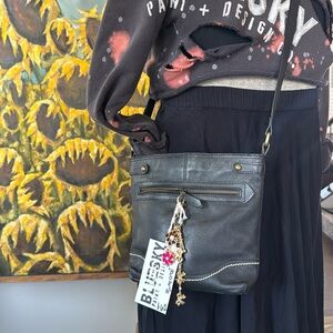 🖤🎀🌺 🖤BORN cross body BAG purse BLACK GENUINE LEATHER with CHARMS 🖤💫💎🖤